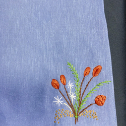 リネン手刺繍ハンカチ「草花」30cm×30cm「ふじいろ」 7枚目の画像