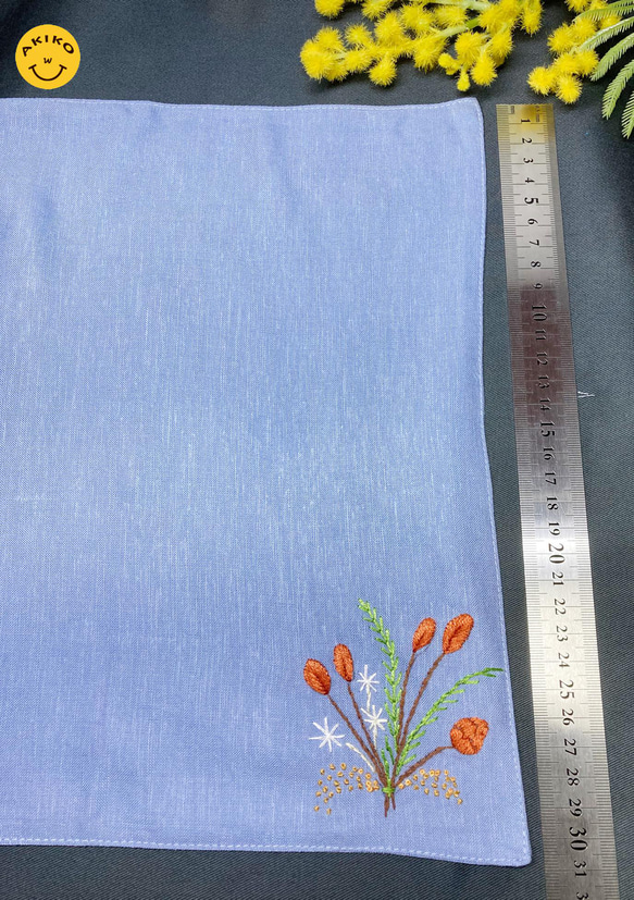 リネン手刺繍ハンカチ「草花」30cm×30cm「ふじいろ」 5枚目の画像