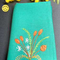 リネン手刺繍ハンカチ「草花」30cm×30cm「緑」 1枚目の画像