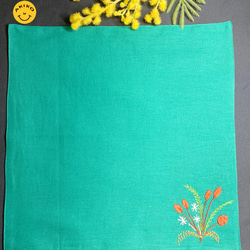 リネン手刺繍ハンカチ「草花」30cm×30cm「緑」 2枚目の画像