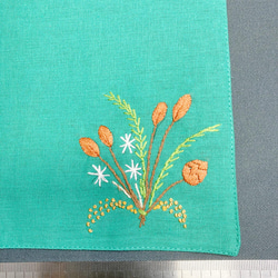 リネン手刺繍ハンカチ「草花」30cm×30cm「緑」 5枚目の画像