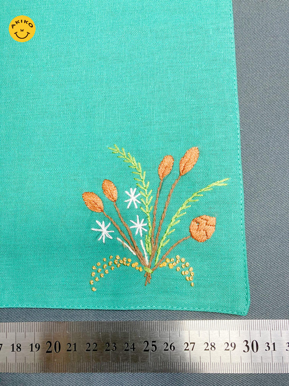 リネン手刺繍ハンカチ「草花」30cm×30cm「緑」 5枚目の画像