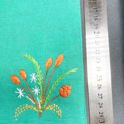 リネン手刺繍ハンカチ「草花」30cm×30cm「緑」 3枚目の画像