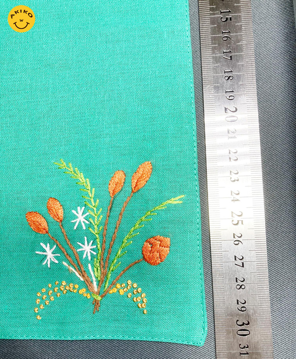 リネン手刺繍ハンカチ「草花」30cm×30cm「緑」 3枚目の画像