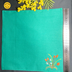 リネン手刺繍ハンカチ「草花」30cm×30cm「緑」 4枚目の画像