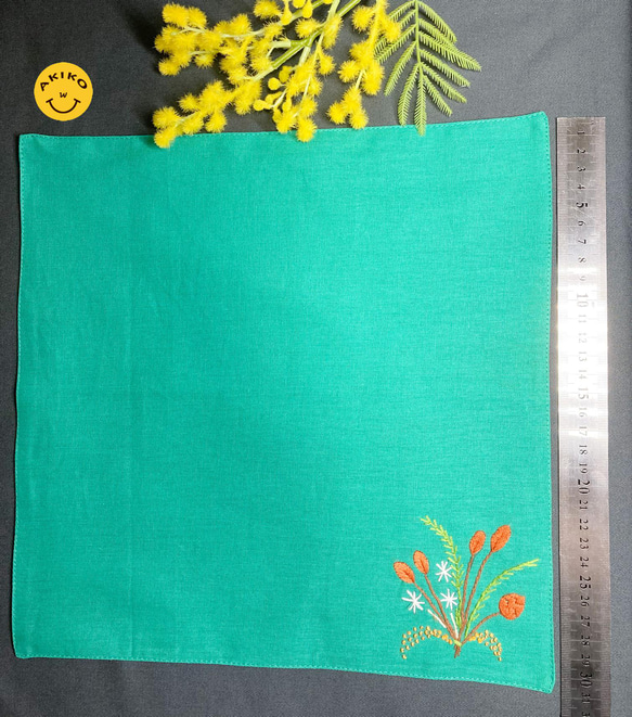 リネン手刺繍ハンカチ「草花」30cm×30cm「緑」 4枚目の画像