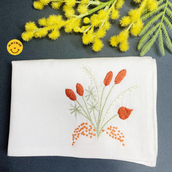 リネン手刺繍ハンカチ「草花」30cm×30cm「ホワイト」 1枚目の画像