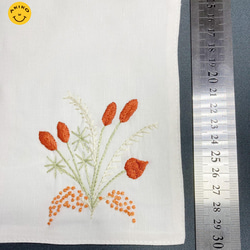 リネン手刺繍ハンカチ「草花」30cm×30cm「ホワイト」 3枚目の画像