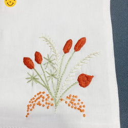 リネン手刺繍ハンカチ「草花」30cm×30cm「ホワイト」 6枚目の画像