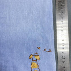 リネン手刺繍ハンカチ「犬」30cm×30cm「ふじいろ」 3枚目の画像
