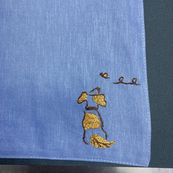 リネン手刺繍ハンカチ「犬」30cm×30cm「ふじいろ」 5枚目の画像