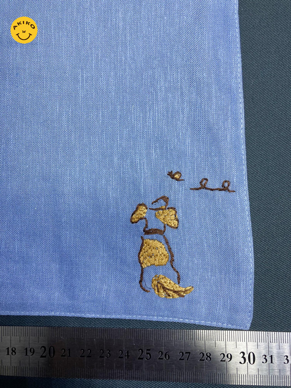 リネン手刺繍ハンカチ「犬」30cm×30cm「ふじいろ」 5枚目の画像