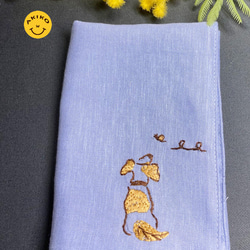 リネン手刺繍ハンカチ「犬」30cm×30cm「ふじいろ」 1枚目の画像