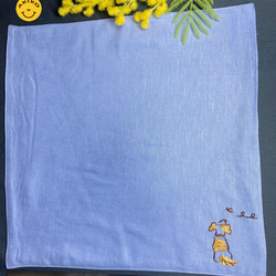 リネン手刺繍ハンカチ「犬」30cm×30cm「ふじいろ」 6枚目の画像