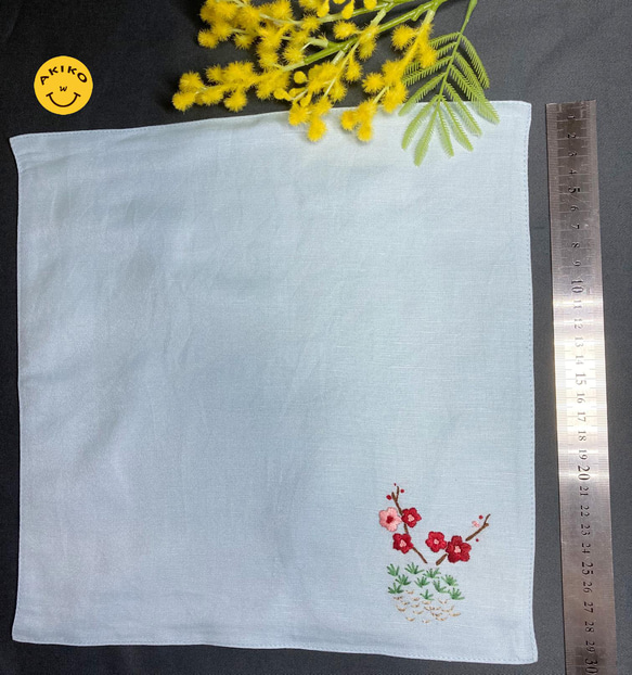 リネン手刺繍ハンカチ「桜」30cm×30cm「パステルブルー」 4枚目の画像