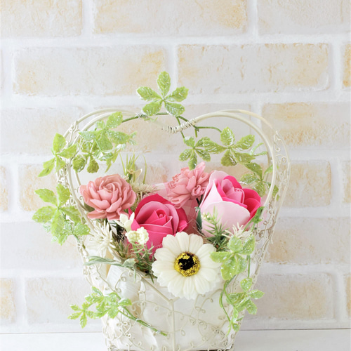 ハート型花器のソープフラワーのアレンジメント アートフラワー n