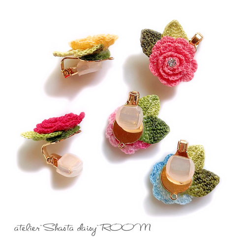 一輪の薔薇のクリップチャーム〈5色展開〉｜手編みフラワー