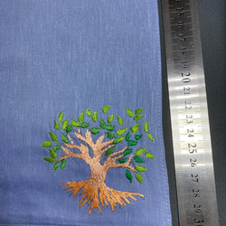 リネン手刺繍ハンカチ「こぼく（古木）」30cm×30cm 「ふじいろ」 3枚目の画像