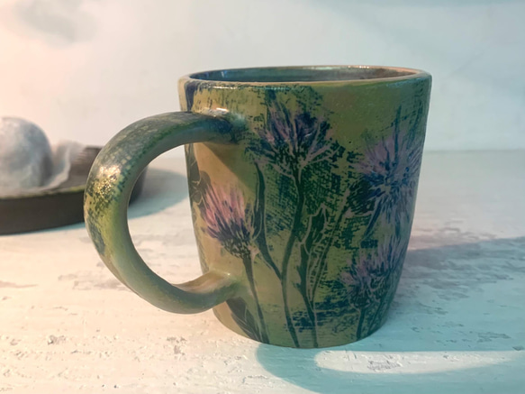 アザミの彫刻が施された陶器のコーヒーカップ_陶器のマグカップ 2枚目の画像
