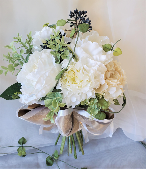 芍薬とラナンキュラスのクラッチブーケ（アートフラワー） ブーケ