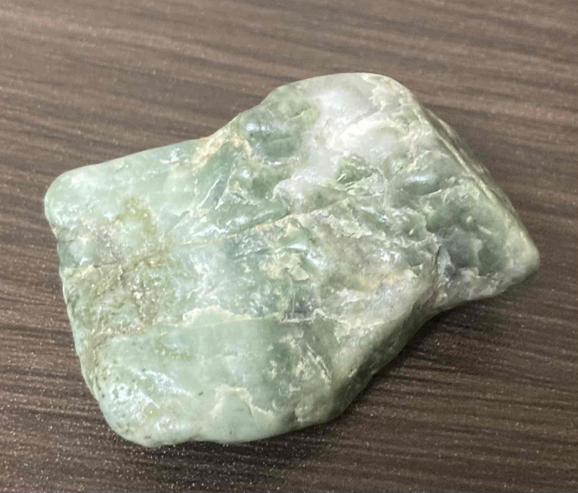 あわ貴石ギャラリーの美しい希少な天然阿波薄緑翡翠（ジェダイト）原石！