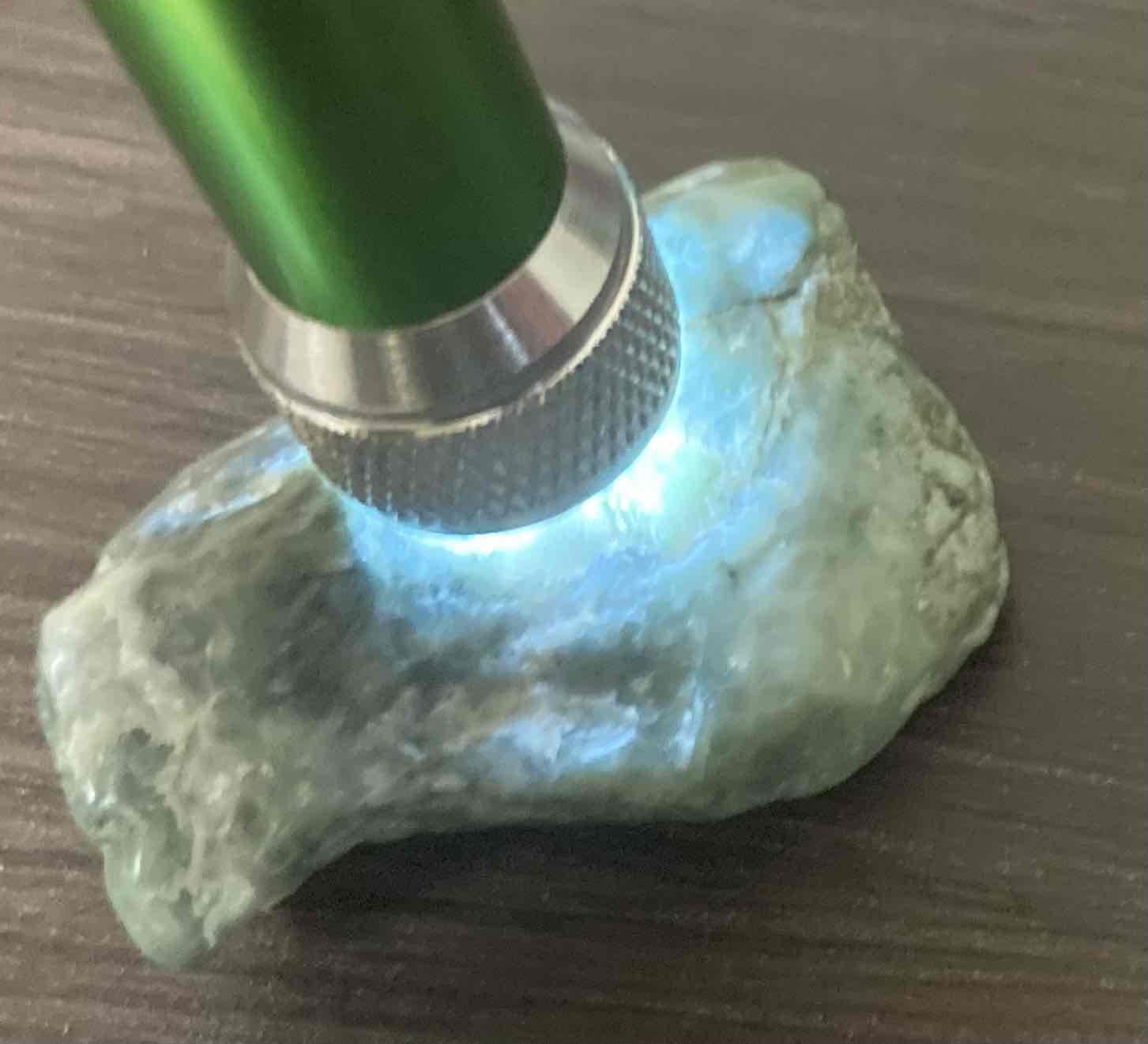 あわ貴石ギャラリーの美しい希少な天然阿波薄緑翡翠（ジェダイト）原石！