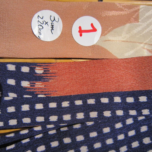 作家物　縮緬で作った暖簾　古布　リメイク　アンティーク 作家物 縮緬で作った暖簾 古布 リメイク アンティーク - メルカリ