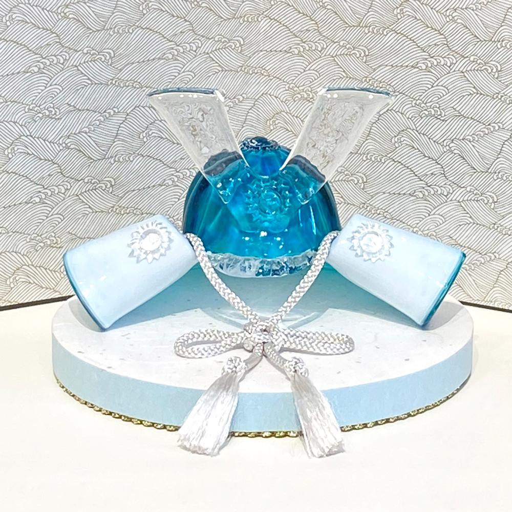 ガラスの兜（乳白ブルー）中サイズ・和にも洋にも合うカブト飾り化粧箱つき：端午の節句