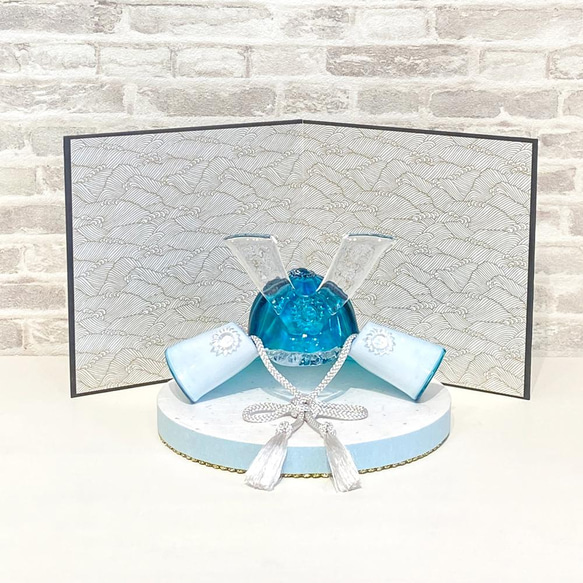 ガラスの兜（乳白ブルー）中サイズ・和にも洋にも合うデザイン化粧箱つき：端午の節句 3枚目の画像