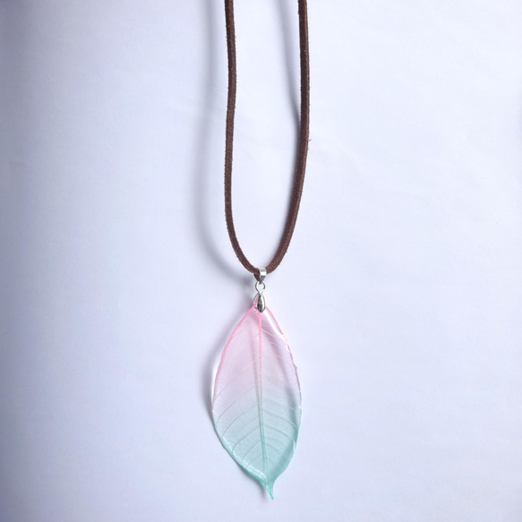 Pink & Green Gradation Leaf Pendant 6枚目の画像