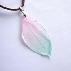 Pink & Green Gradation Leaf Pendant 2枚目の画像