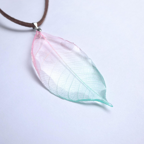 Pink & Green Gradation Leaf Pendant 4枚目の画像