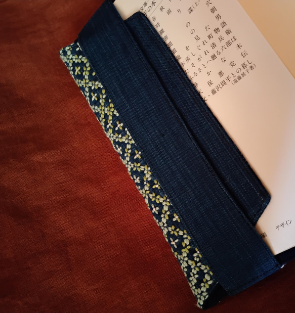 刺し子　文庫ブックカバー　　藍染め、花刺しアレンジ模様 7枚目の画像