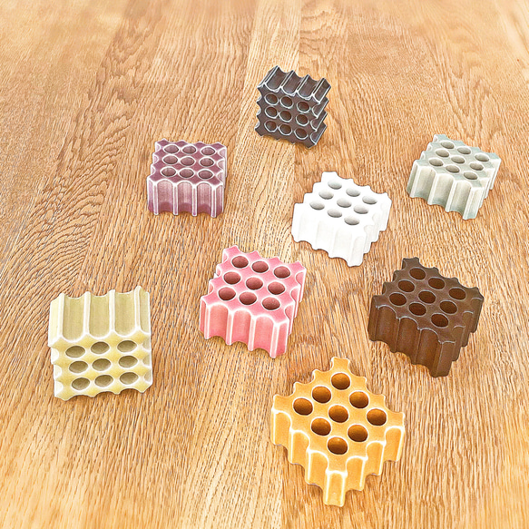 手持ちの器が花器に変身＊陶製のカラフルミニ剣山＊ 一輪挿し・花瓶