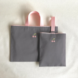 ＊手刺繍＊さくらんぼのレッスンバッグ と上履き入れの２点セット（ ピンクのさくらんぼ × グレー） 2枚目の画像