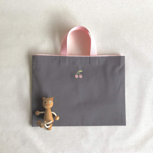 ＊手刺繍＊さくらんぼのレッスンバッグ と上履き入れの２点セット（ ピンクのさくらんぼ × グレー） 3枚目の画像