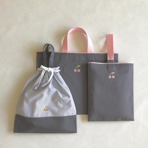 手刺繍＊さくらんぼのレッスンバッグ と上履き入れの2点セット