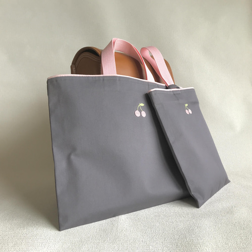 ＊手刺繍＊さくらんぼのレッスンバッグと上履き入れの２点セット (ピンク×グレー) 手刺繍＊さくらんぼのレッスンバッグ と上履き入れの2点セット