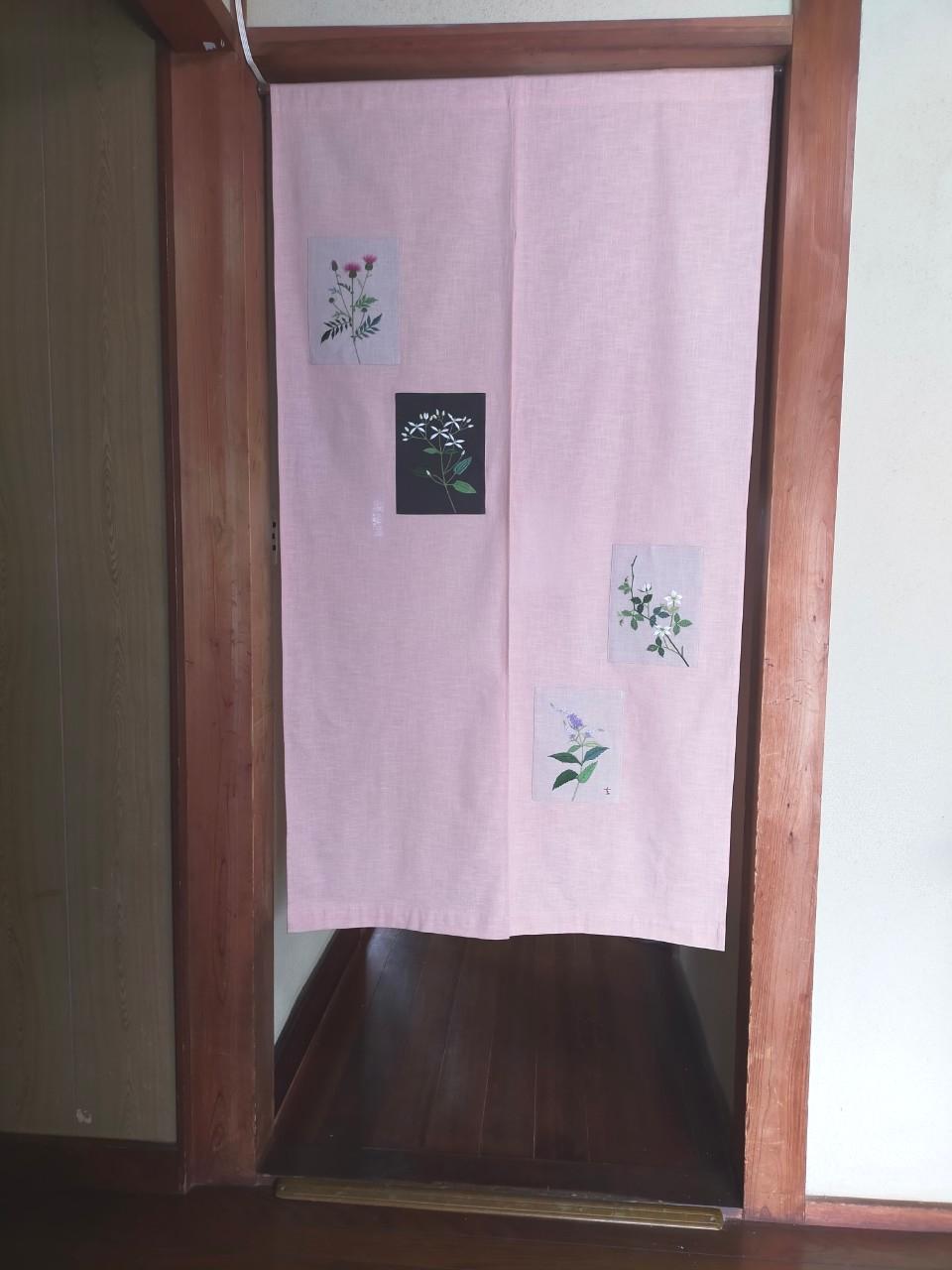 インテリア暖簾　さくら　85cm×150cm　春色2022　綿100％　アザミ センニンソウ クサイチゴ ヤマトラノオ