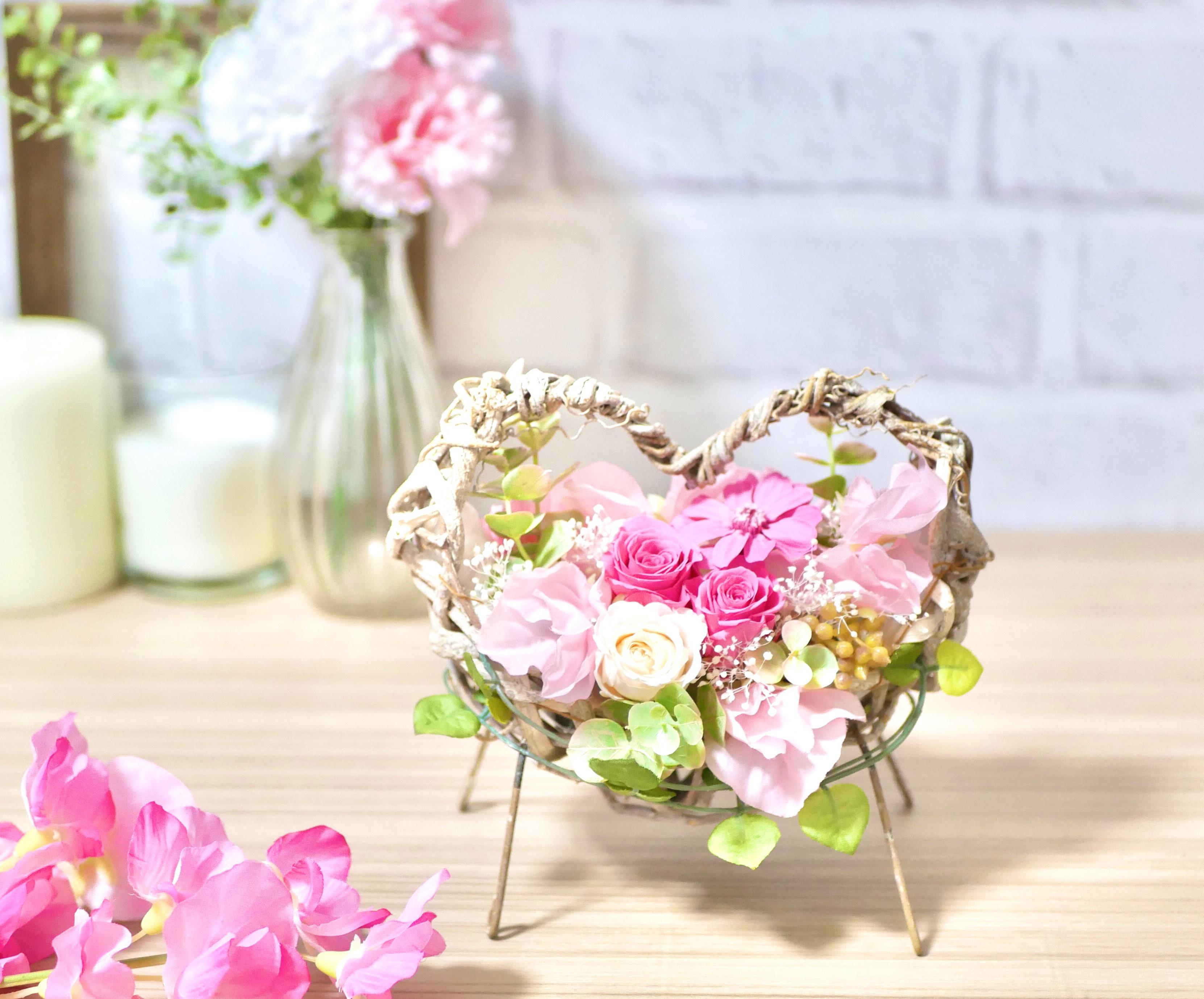 スイートピーのハート型バスケットアレンジメント