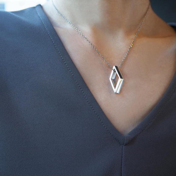 rhombus necklace_菱形項鍊 對鍊 情侶鍊 中性項鍊 幾何 浮雕 第6張的照片