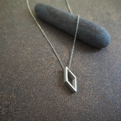 rhombus necklace_菱形項鍊 對鍊 情侶鍊 中性項鍊 幾何 浮雕 第7張的照片