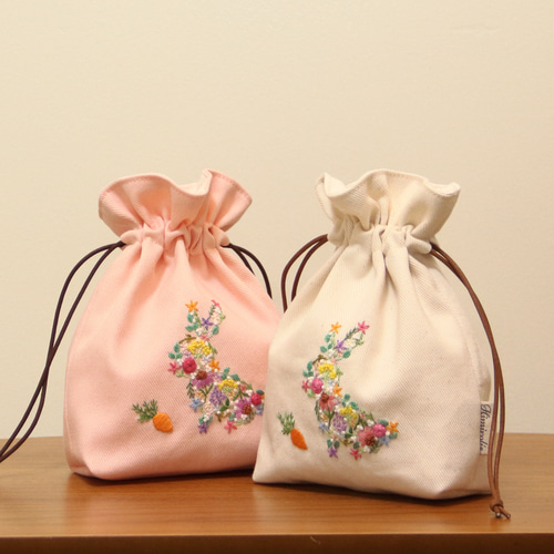 手刺繍の巾着ポーチ 花うさぎ 生成り 巾着袋 Himirolis 通販 13701728