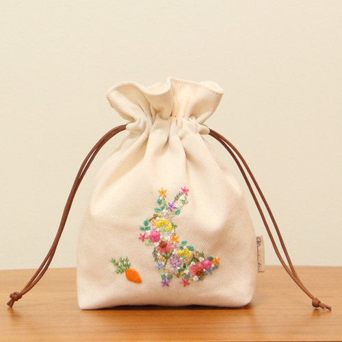 手刺繍の巾着ポーチ 花うさぎ 生成り 巾着袋 Himirolis 通販 13701728