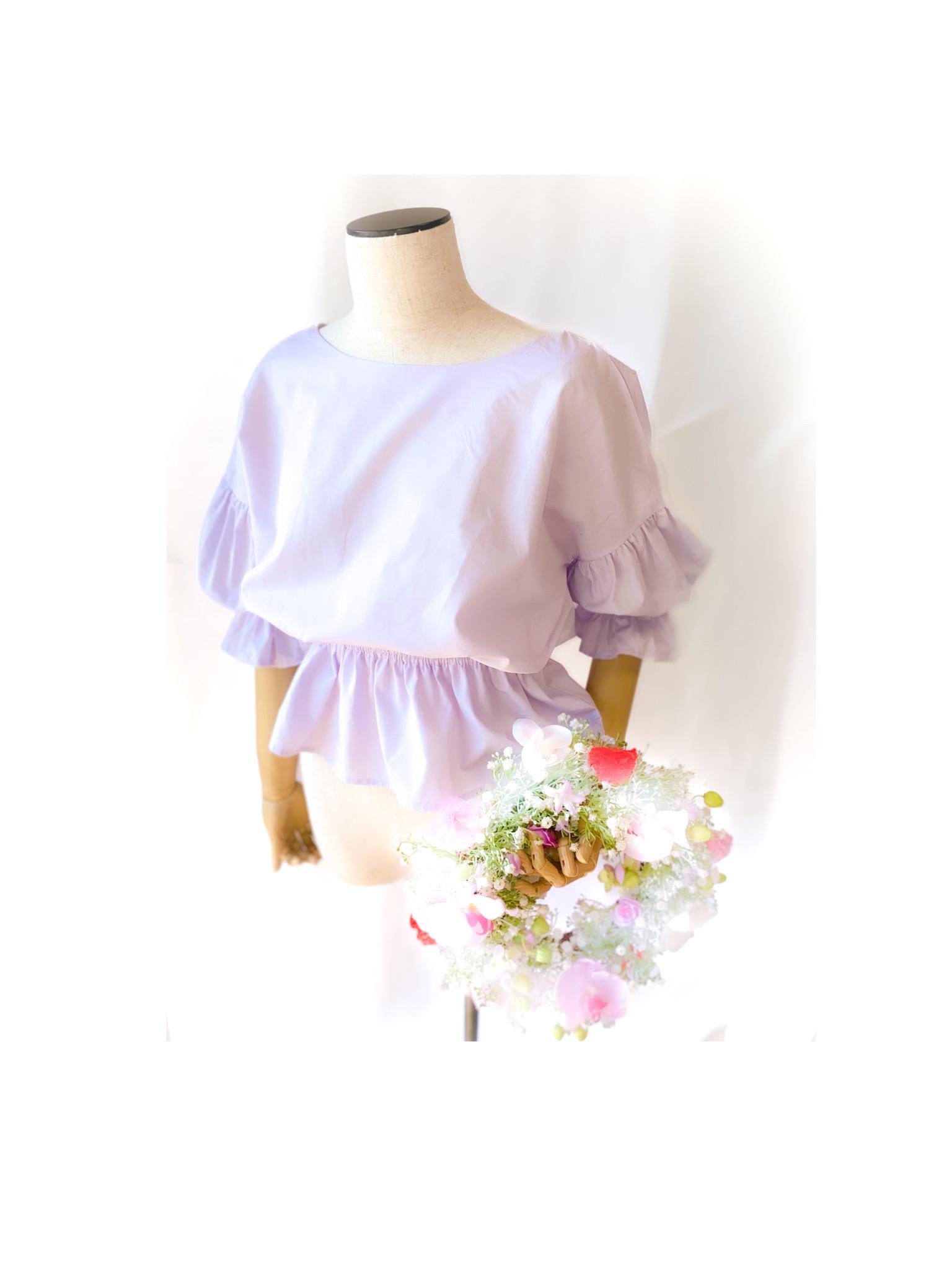 ラベンダー色のボリューム袖ブラウス、キャンディブラウス