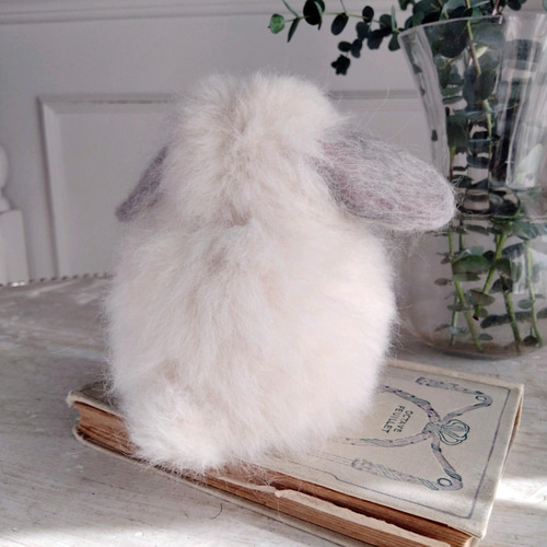 羊毛フェルトリアルうさぎ お座りホーランドロップ(フロスティ