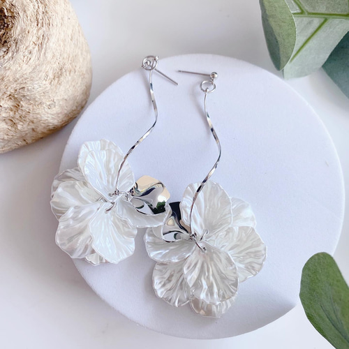 ☆ピアス アレルギー対応 花びら ゆらゆらロングピアス フラワー