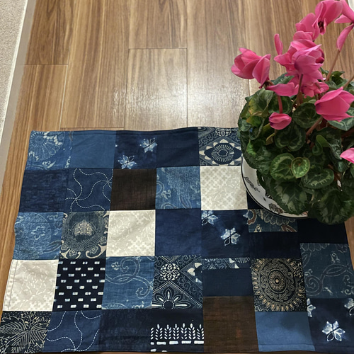 受注製作です 【藍染の古布で作ったパッチワークマルチマット