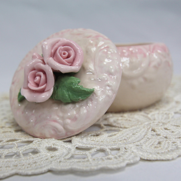 【陶器作品】手びねりバラの蓋付き小物入れ✨ 3枚目の画像