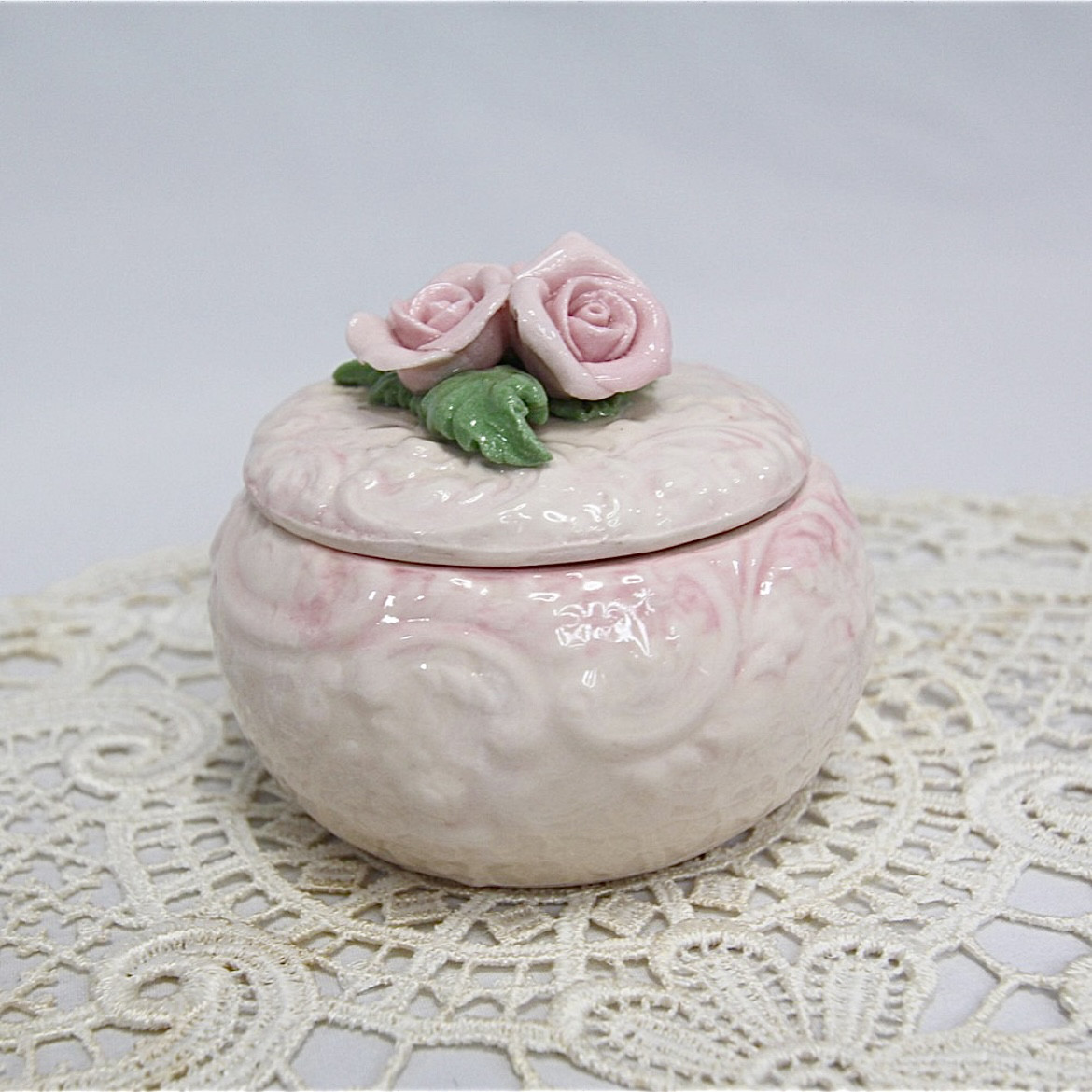 陶器作品】手びねりバラの蓋付き小物入れ✨ アートフラワー